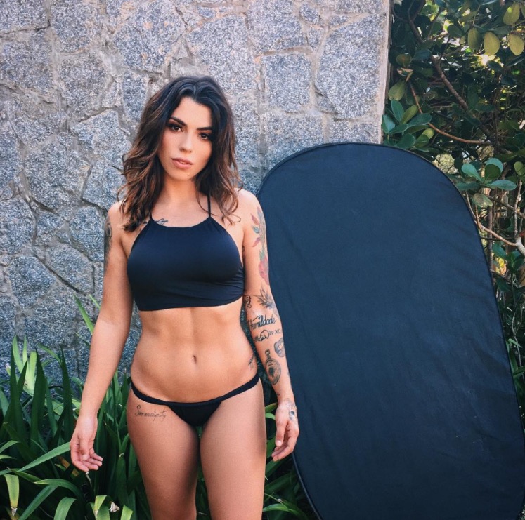 Filha de Maurício Mattar ostenta corpo sarado em ensaio 