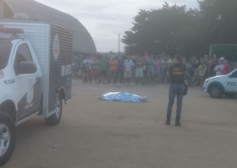 Homem é arrastado até campo de futebol e executado com 13 tiros em Manaus
