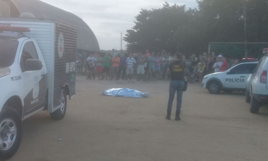 Homem é arrastado até campo de futebol e executado com 13 tiros em Manaus