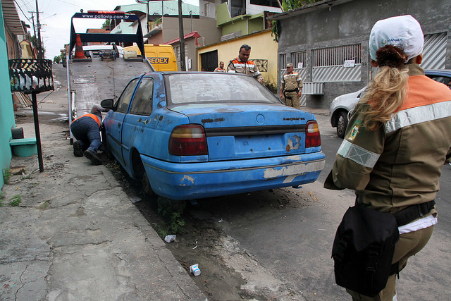 Manaustrans realiza operação para tirar carros abandonados das ruas de Manaus