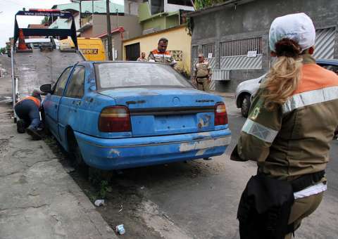 Manaustrans realiza operação para tirar carros abandonados das ruas de Manaus