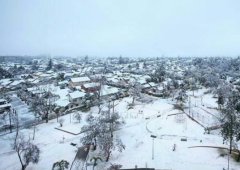 Neve cobre Santiago, causa danos e pode chegar ao Brasil