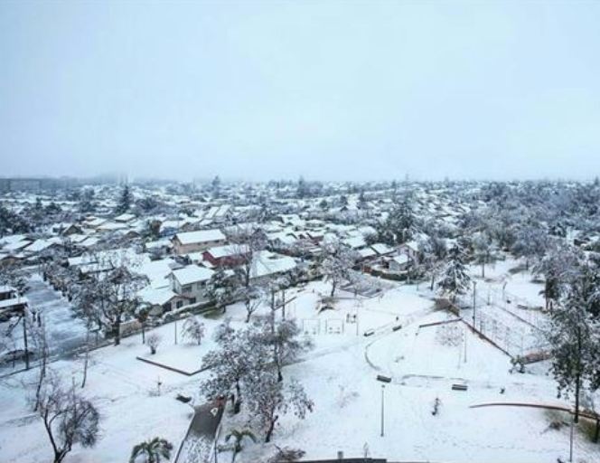 Neve cobre Santiago, causa danos e pode chegar ao Brasil