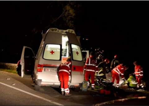 Após briga no carro, mulher é largada pelo marido na estrada e o pior acontece