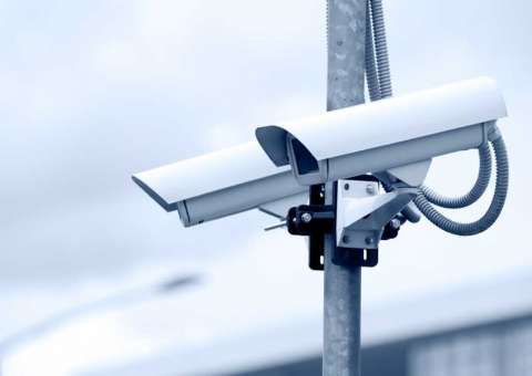 Câmera flagra momento que homem finge acidente para ganhar indenização