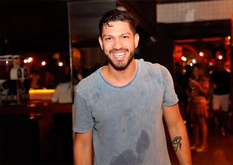 Ex-BBB recebe amigos de reality em festão, mas Emilly e Mayla não são convidadas