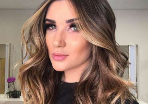  Aline Gotschalg mostra batizado de filho e look é detonado por internautas 