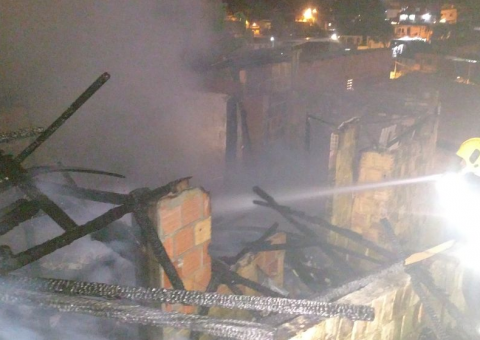 Casa é destruída durante incêndio em Manaus
