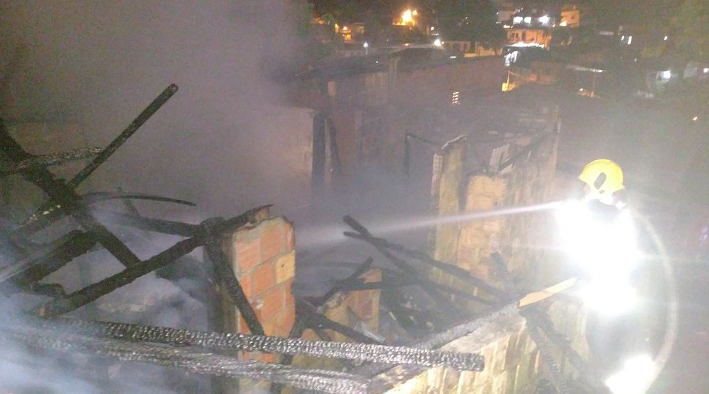 Casa é destruída durante incêndio em Manaus