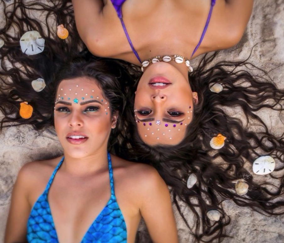 Ex-bbbs Emilly e Mayla posam de 'sereias' na praia e dividem opiniões
