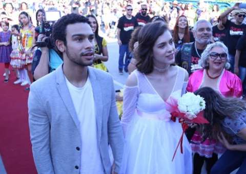 Sophia Abrahão e Sérgio Malheiros se casam em arraial beneficente