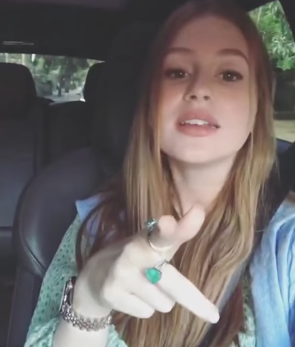  Marina Ruy Barbosa canta 'Traidor' ao lado do noivo em vídeo