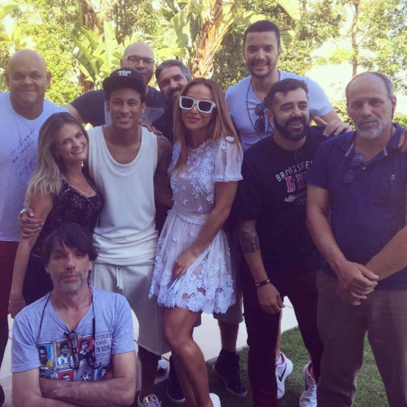 Neymar posa ao lado de Sabrina Sato e volume na bermuda chama atenção