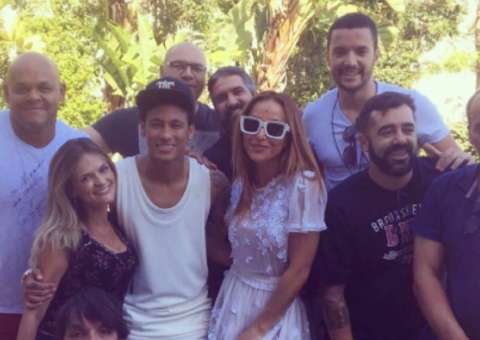 Neymar posa ao lado de Sabrina Sato e volume na bermuda chama atenção