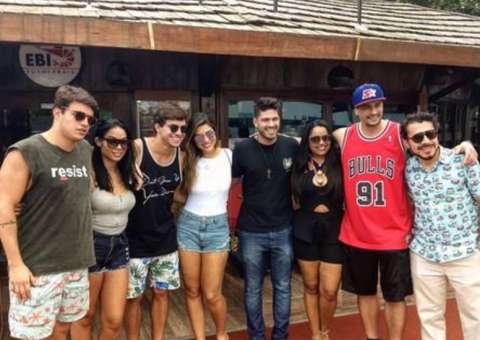 Ex-BBBs Mayara e Antônio têm revival e trocam de quarto em festa de Luis Felipe