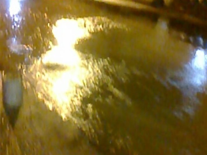 Vazamento de água causa transtorno e desperdício em rua de Manaus