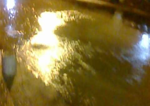 Vazamento de água causa transtorno e desperdício em rua de Manaus