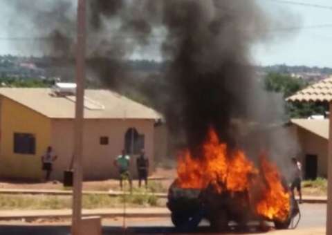 Mulher ateia fogo em carro do marido ao flagrá-lo com outra 