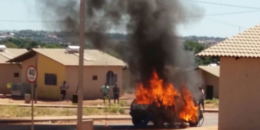 Mulher ateia fogo em carro do marido ao flagrá-lo com outra 