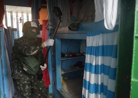 Revista na UPP termina com mais de 800 objetos irregulares apreendidos