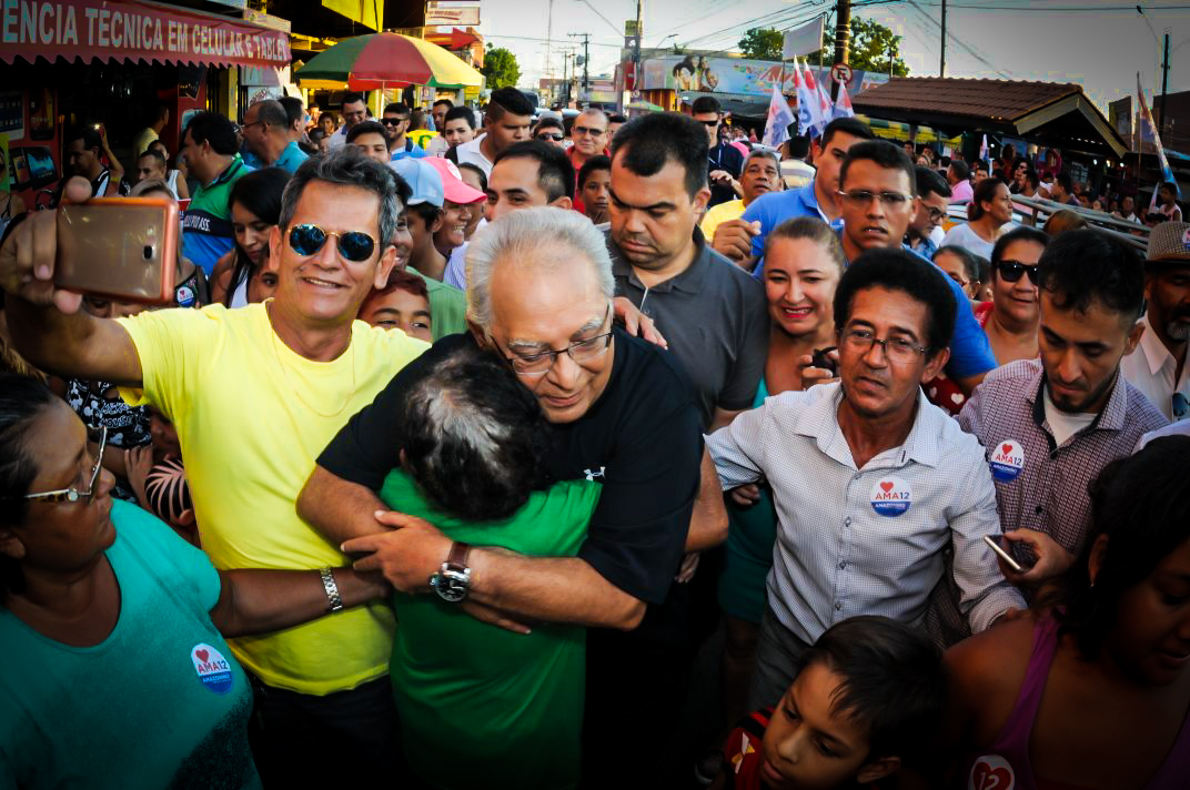Amazonino é recebido com carinho e euforia na Zona Leste de Manaus