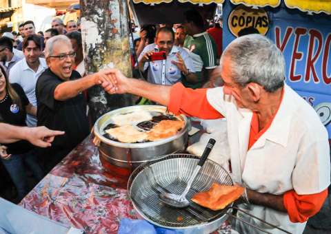 Amazonino é recebido com carinho e euforia na Zona Leste de Manaus