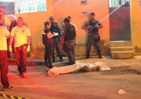 Homem é executado com 9 tiros após ser perseguido por carro em Manaus