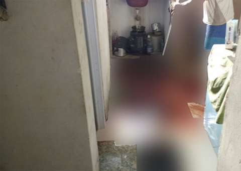 Corpo de idoso é encontrado em decomposição na cozinha de casa, em Manaus