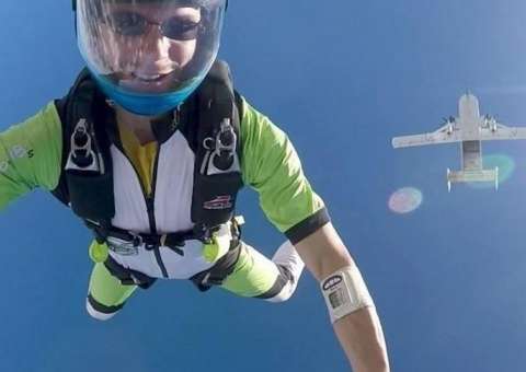 Paraquedista diz que não abrirá o equipamento e mulher tenta salvá-lo 