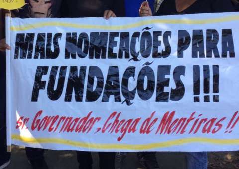 Em Manaus, aprovados em concurso da Susam fecham avenida e exigem nomeação 