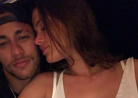 Neymar curte foto de beijo em Marquezine e fãs pedem reconciliação