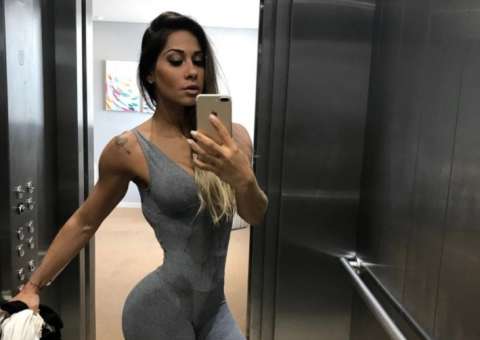 De biquíni, Mayra Cardi exibe corpão e ensina treino de secar barriga