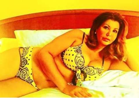 Aos 52, Roberta Close aparece de biquíni e exibe corpão durante férias