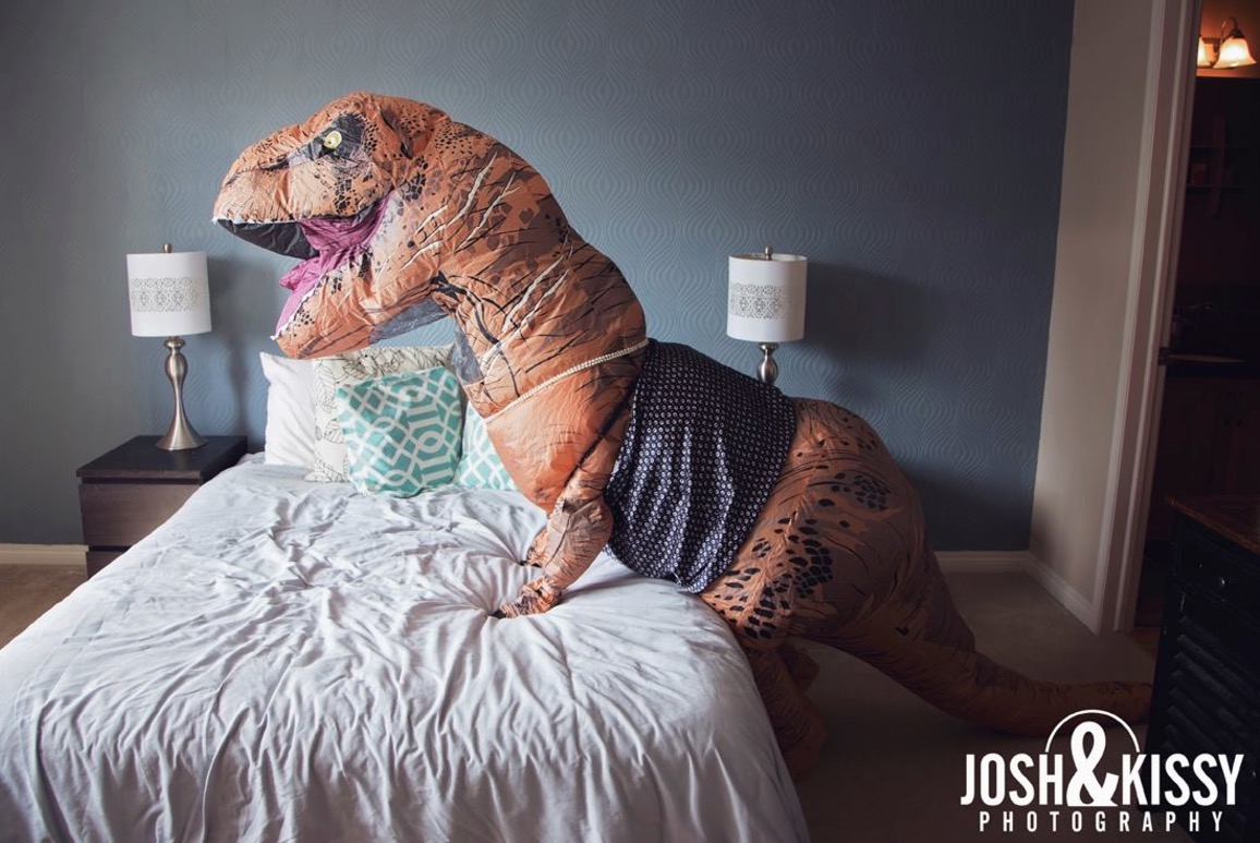  Noiva faz ensaio sensual vestida de dinossauro sexy e fotos viralizam