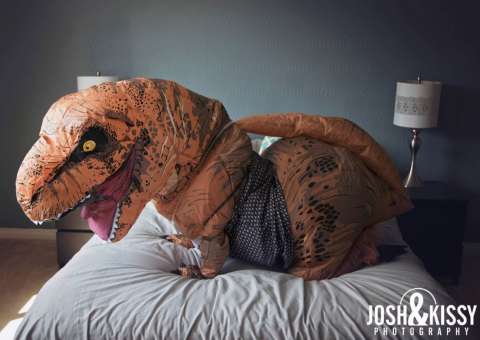  Noiva faz ensaio sensual vestida de dinossauro sexy e fotos viralizam