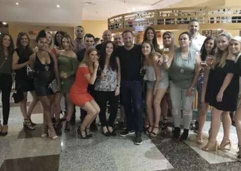 Chefe leva mais de 40 funcionários para férias coletivas em balneário 