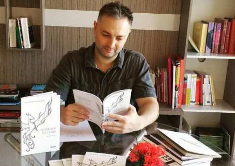 Livro de poemas eróticos em edição bilíngue será lançado no dia do escritor