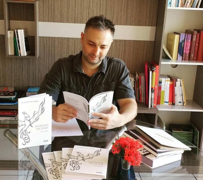 Livro de poemas eróticos em edição bilíngue será lançado no dia do escritor