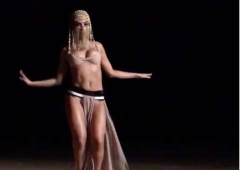 Anitta faz cobra subir em prévia de clipe. Veja