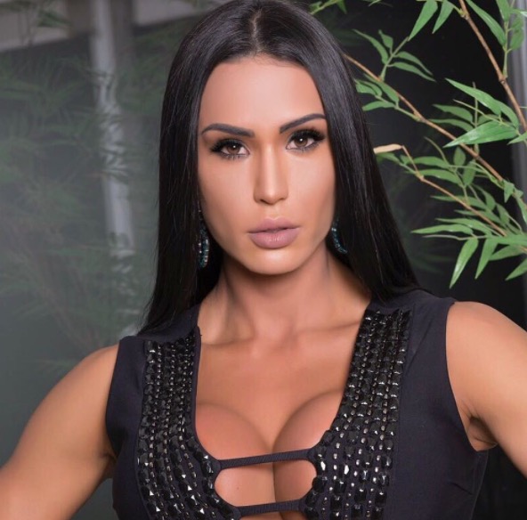 Gracyanne Barbosa mostra treino 'monstro' que deixa abdômen rasgado