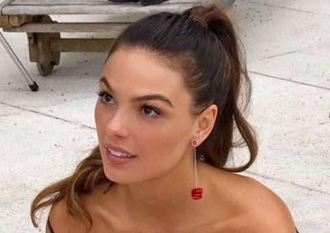  Ísis Valverde posta fotos em poses de yoga e encanta seguidores