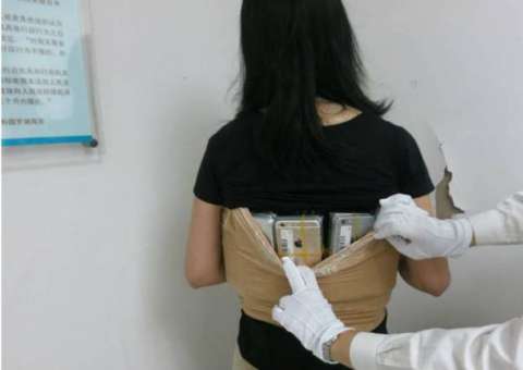 Mulher é detida após ser flagrada com mais de 100 iPhones presos ao corpo