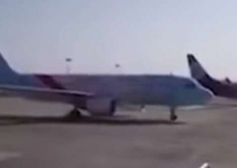 Vídeo mostra funcionário de aeroporto parando avião com as próprias mãos