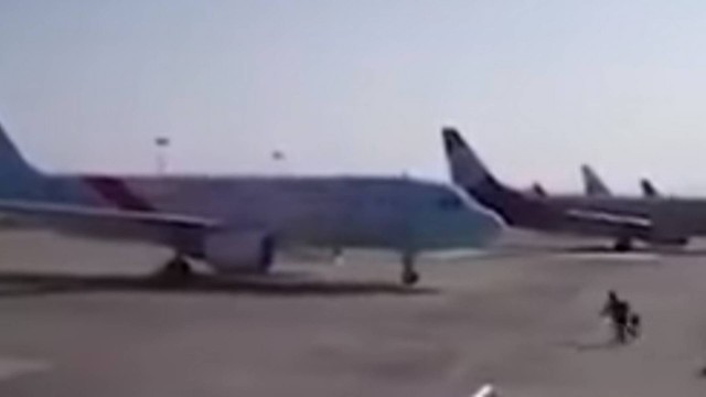 Vídeo mostra funcionário de aeroporto parando avião com as próprias mãos