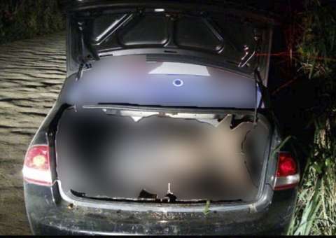 Com mãos e pés amarrados, homens são encontrados mortos em porta-malas de carro em Manaus