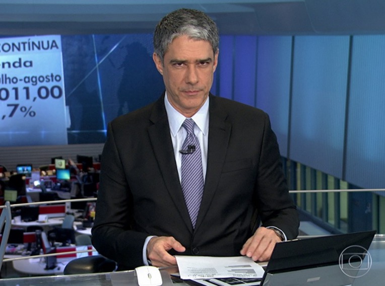 Seguidora pergunta sobre nova namorada de William Bonner e leva resposta atravessada