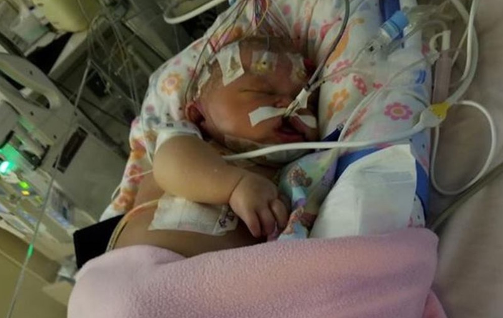 Recém-nascida morre após ser beijada por alguém com herpes 