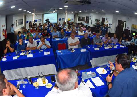 Eduardo Braga apresenta propostas de edução de impostos e geração de empregos para empresários de Manaus