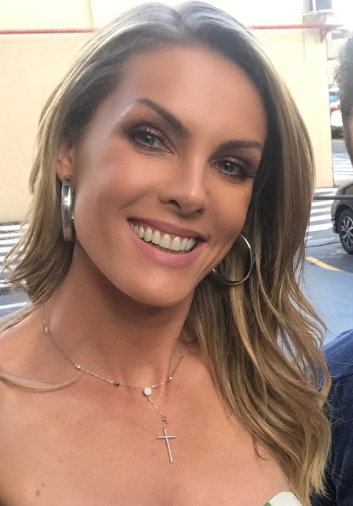  De biquíni aos 36, Ana Hickmann arranca elogios: 'deixa menininha no chinelo'