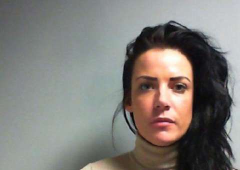 Mulher flagra namorado com outra e tem reação inacreditável